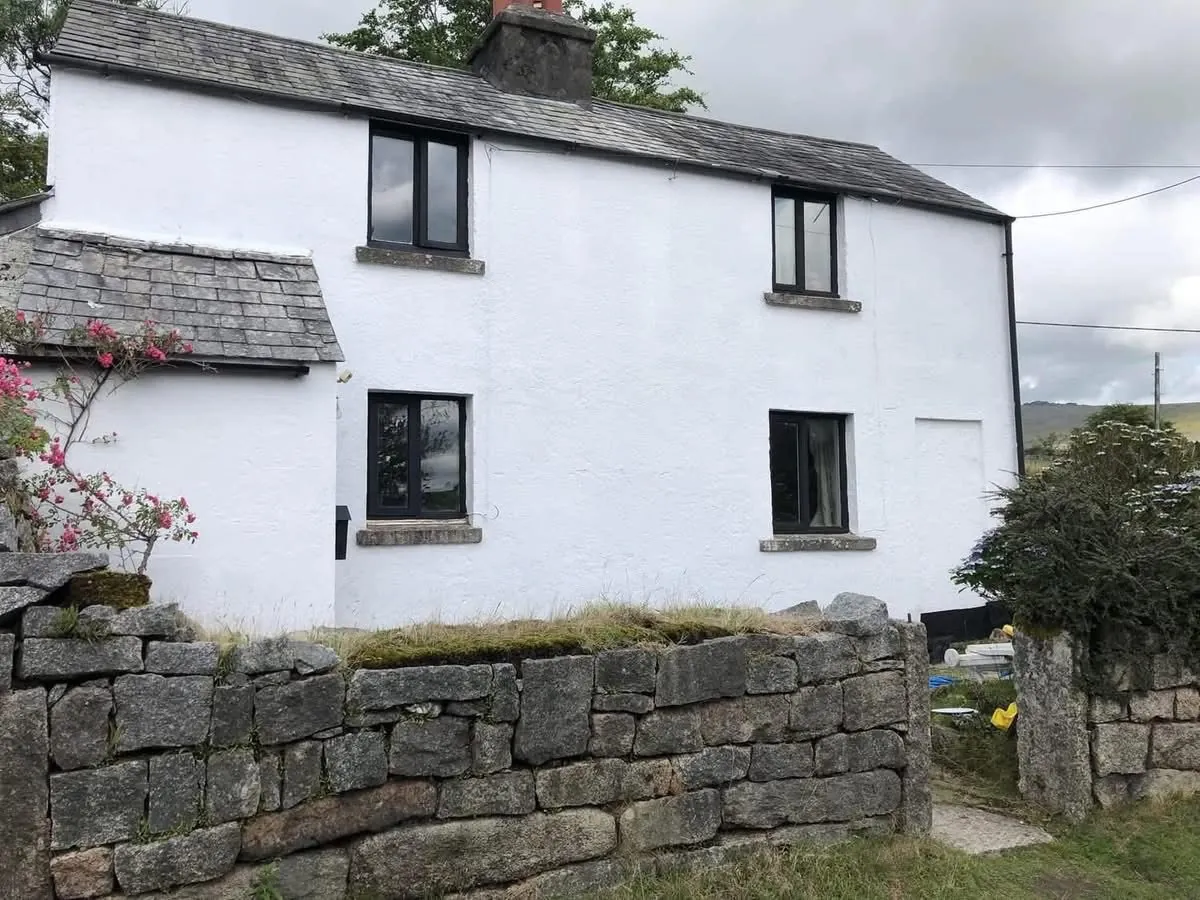 Render repair and exterior repaint of a cottage in Sidmouth